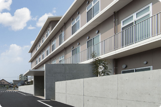 広々とした建物の外観