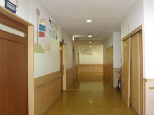 明るく清潔な廊下