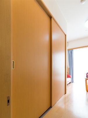 広々とした居室の入口 