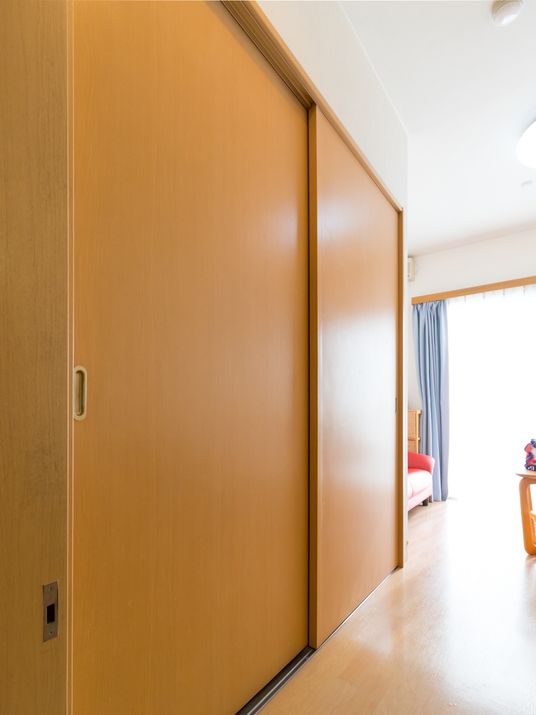 広々とした居室の入口 