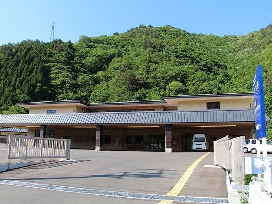 緑に囲まれた施設外観  