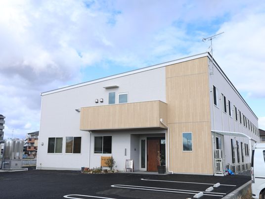 モダンな外観の建物