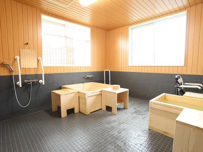 木材使用の広々浴室