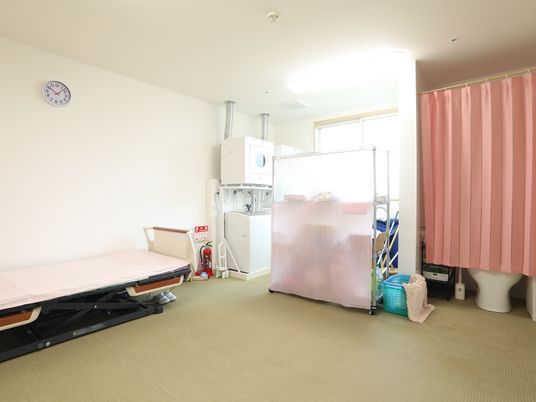 居室のベッドと設備