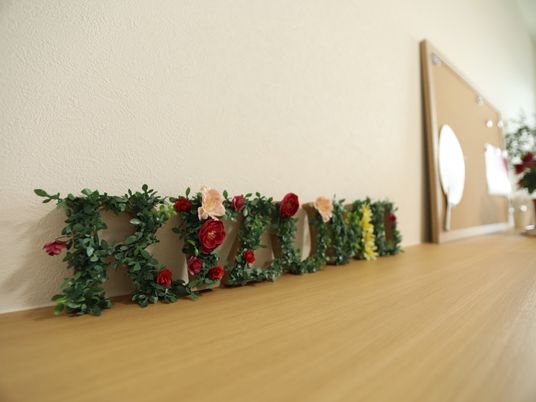 花飾りのある廊下の装飾