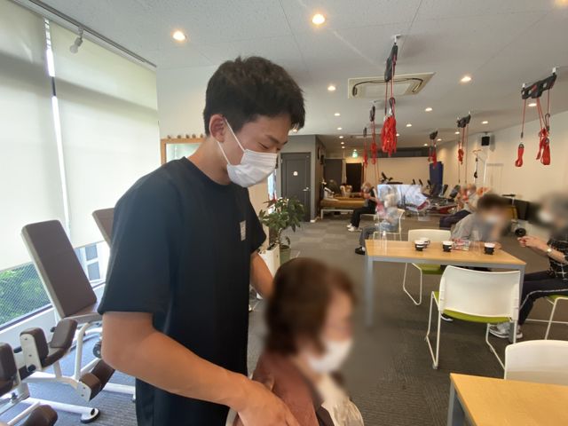 トレーニング室の様子 機能訓練室 明るく広々としたトレーニングスペースで、利用者同士の交流が活発です。