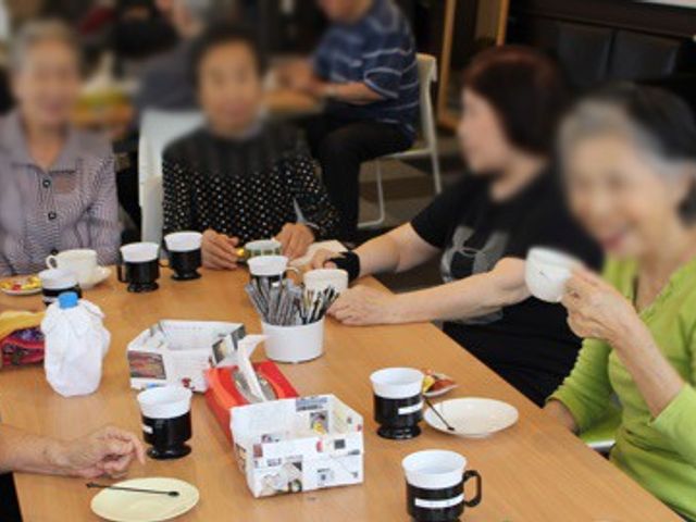 和やかな会話のラウンジ ラウンジ 明るいラウンジで、笑顔で会話を楽しむ入居者たちが見られます。リラックスできる場となっています。