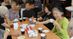 和やかな会話のダイニング