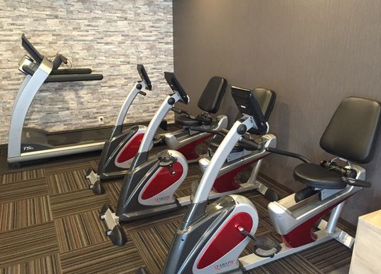 トレーニング機器が並ぶ部屋