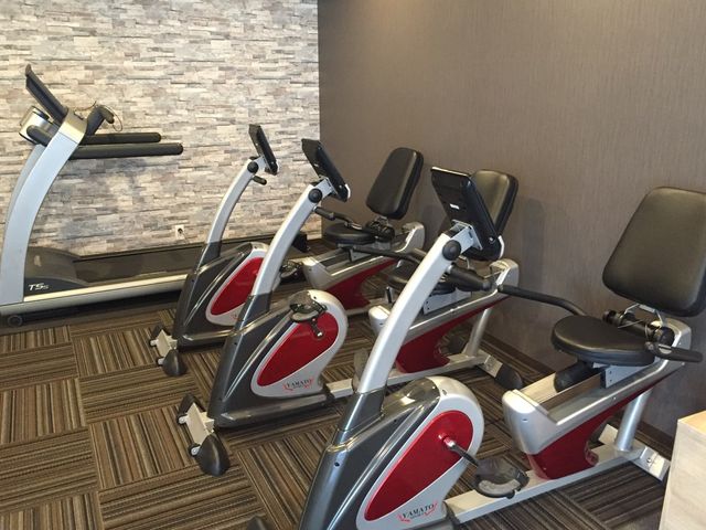 トレーニング機器が並ぶ部屋 ジム 最新のトレーニング機器が揃った場所です。健康維持をサポートする快適な環境です。