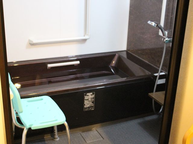 手すり付きの浴室 浴室 手すりが設置された浴室です。安全を考慮した設計で、入浴しやすい環境となっています。