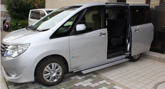 送迎車が停車中の駐車スペース  