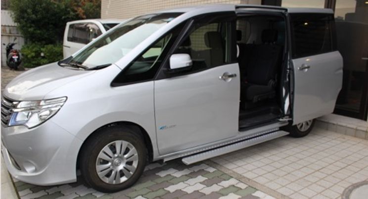 送迎車が停車中の駐車スペース  