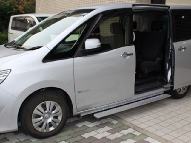 送迎車が停車中の駐車スペース 外観   施設外に停まっている送迎車です。快適な送迎サービスを提供しています。