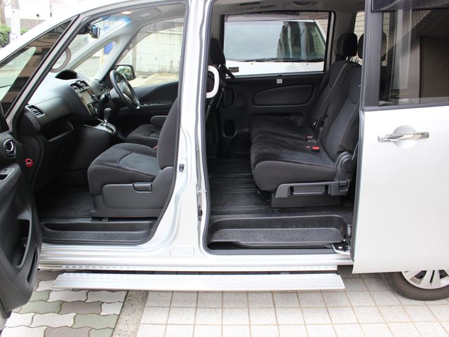 車両の乗降口 外観 広々としたスペースの車両乗降口で、乗り降りがスムーズに行えます。快適な移動が可能です。
