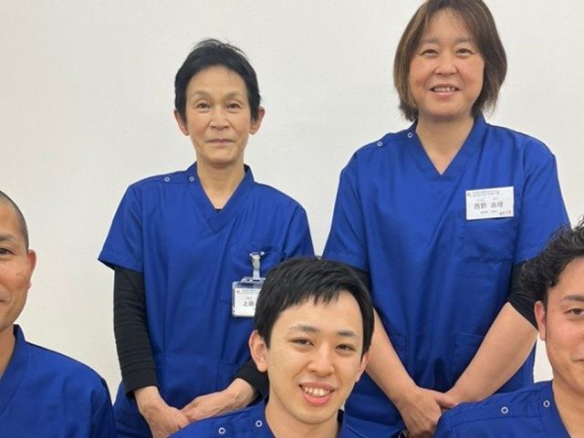 スタッフイメージ スタッフイメージ 明るい笑顔のスタッフが勤務しています。和やかな雰囲気の中、一緒に働きやすい職場です。
