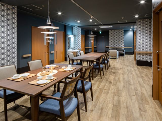 温かみのあるダイニングルーム ダイニングルーム 落ち着いた色調のダイニングは、ゆったりとした食事の時間を提供します。円卓が親しみやすさを演出しています。