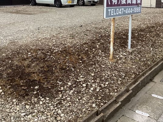 看板と駐車場の外観  