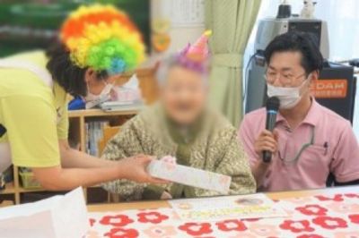 親しげな場面