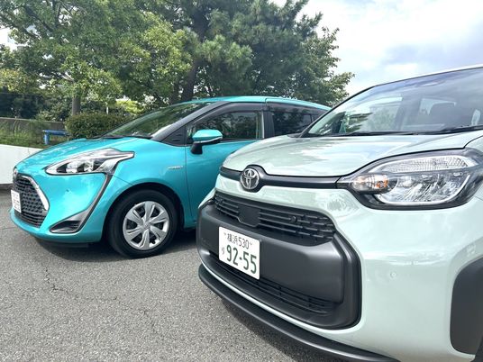 送迎車が並ぶ駐車場  