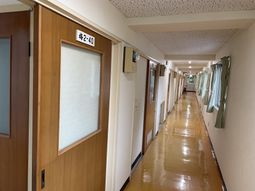 長い廊下と部屋の扉