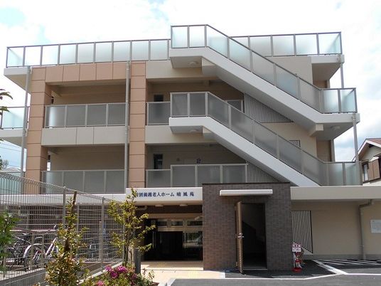 外階段のある建物外観  