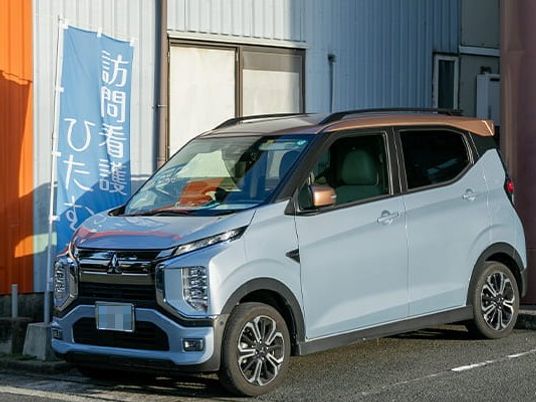 訪問看護車と看板の外観  