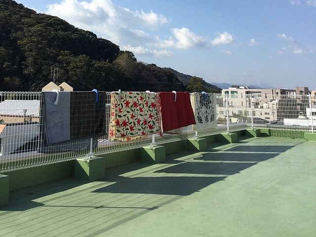 洗濯物が並ぶテラス  