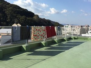 洗濯物が干されたテラス  