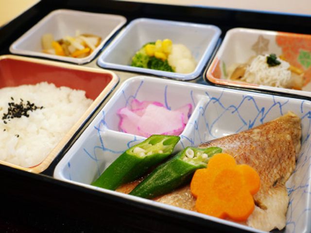バラエティ豊かな料理 食堂 彩り豊かな食事が提供されるため、入居者の健康をサポートできます。栄養バランスも抜群です。