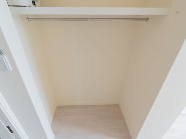 広々とした収納のある居室 クローゼット シンプルで使いやすいクローゼットが備わっています。整理整頓しやすく快適です。