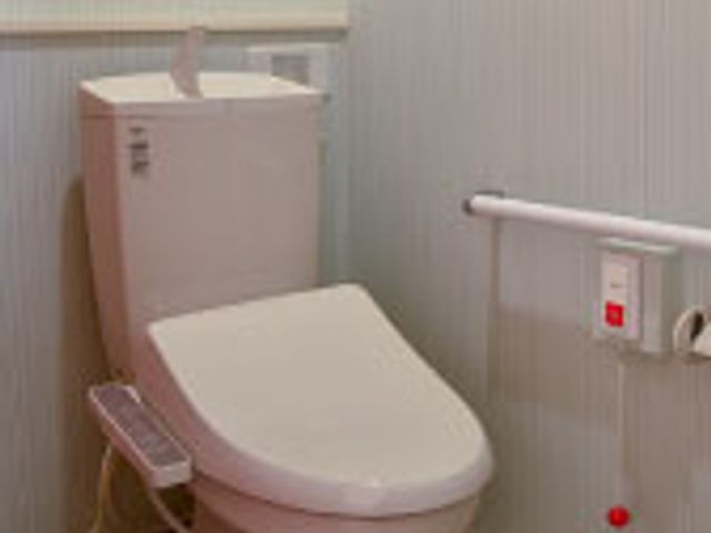 手すり付きトイレ トイレ 安全に配慮された手すり付きのトイレです。清潔で快適な空間が整えられています。