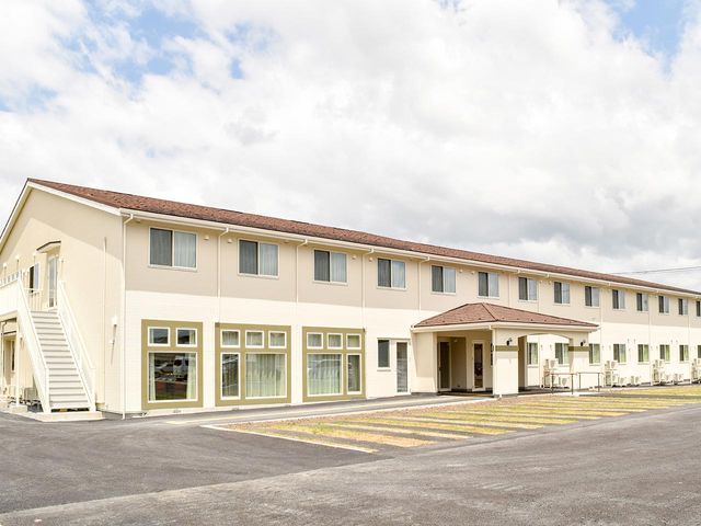 明るい外観の建物 外観 広々とした入口を備えた明るい外観です。落ち着いた雰囲気の職場環境が整っています。