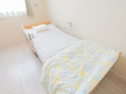 窓から光が差し込む居室
