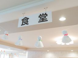 楽しげな装飾の食堂