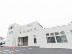 明るい建物の外観