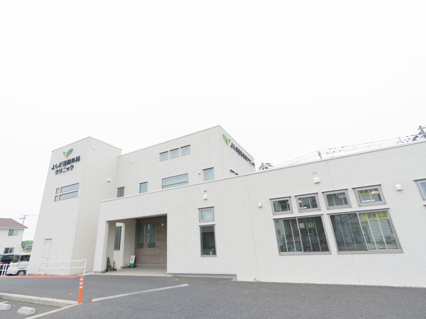 明るい建物の外観