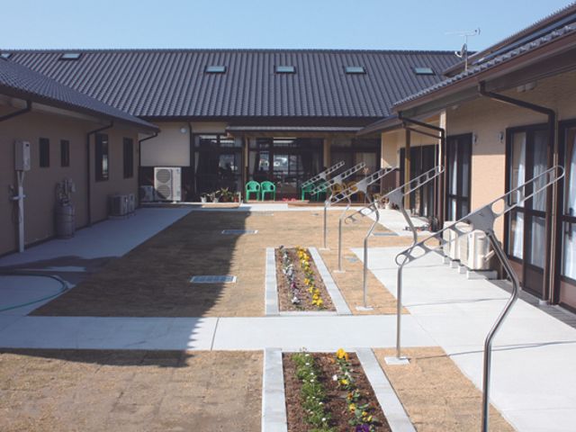 青空と中庭 中庭 開放的な中庭は、入居者同士の交流やリラックスの場として親しまれています。