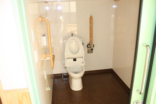 手すり付きのトイレ