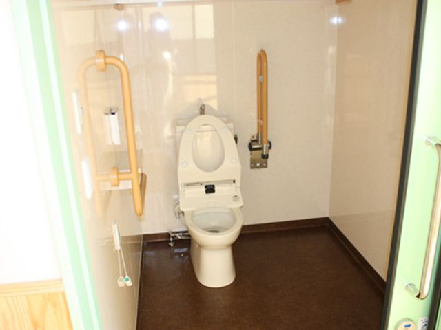 手すり付きのトイレ トイレ バリアフリー設計のトイレで、安全に使用できます。広めのスペースが確保されていますので、安心して働けます。