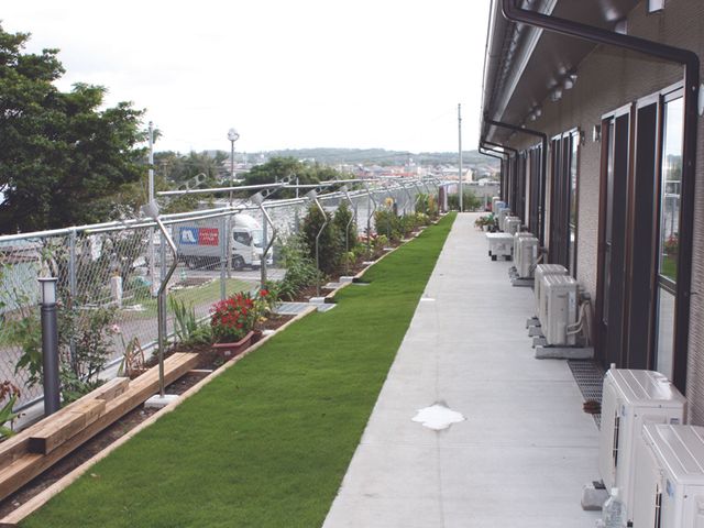 緑豊かな庭のある通路 エントランス 緑の植栽が美しい通路です。リラックスできる環境で、自然を感じながら仕事ができます。