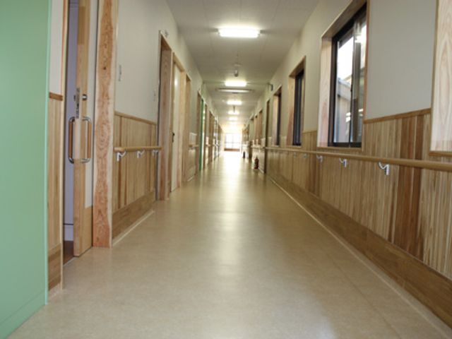 長い廊下の空間 廊下 広々とした廊下は、手すりが設置され安全に配慮されています。明るい照明で安心して通行できます。