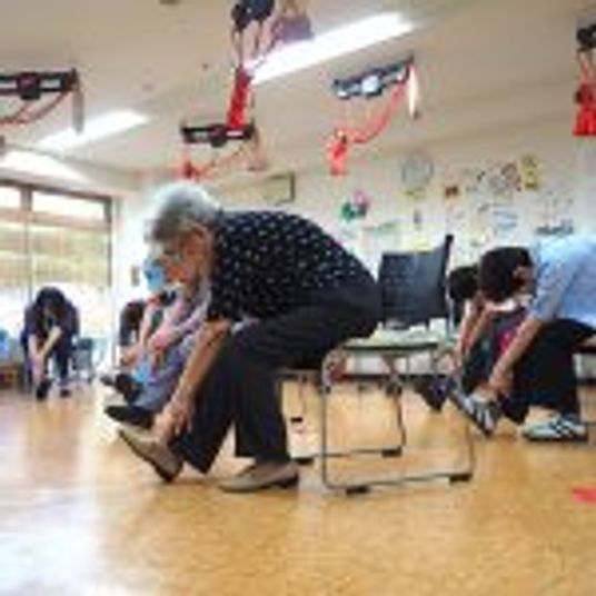 運動する人々・室内