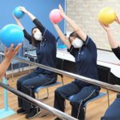 ボール運動をする人々の機能訓練室