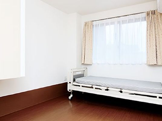 明るい居室のベッド  