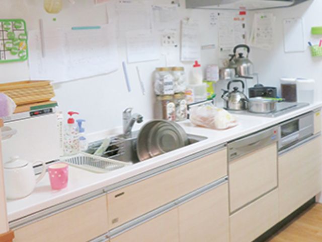 清潔なキッチン キッチン 調理器具が整った機能的な空間です。整理整頓が行き届いており、働きやすさを感じられます。