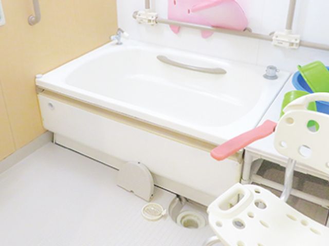使いやすい浴槽の浴室 浴室   手すりが備え付けられた安全な空間で、入浴のサポートがしやすくなっています。
