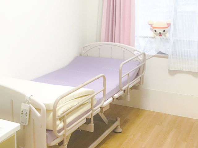 落ち着いた空間の居室 居室 落ち着いた雰囲気の居室には、ベッドが配置されており、快適にお過ごしいただけます。窓からの自然光が優しく差し込みます。