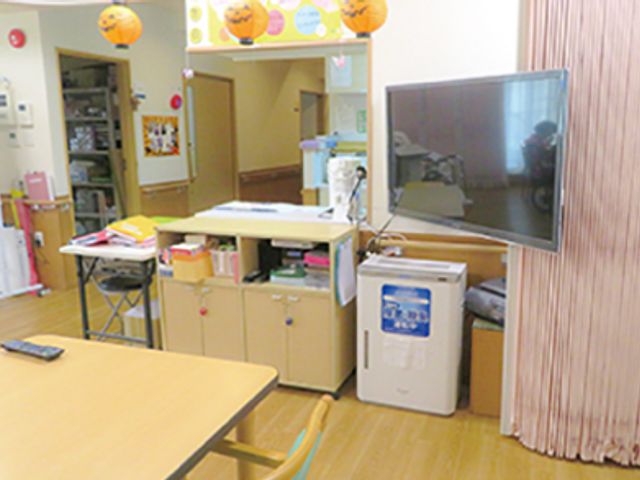 くつろぎのリビング リビング 広々としたリビングには、大きなテレビが備え付けられており、ゆったりと過ごせます。