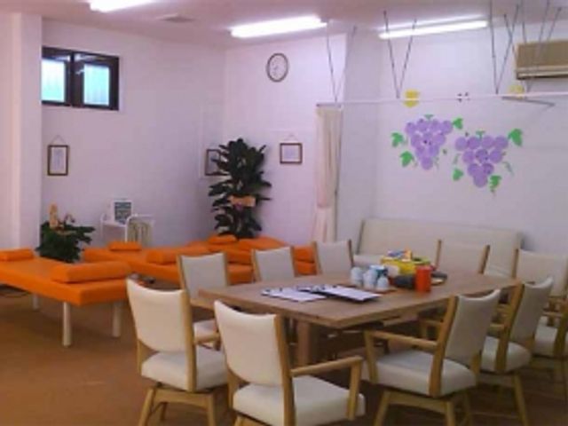 くつろぎのラウンジ ラウンジ 明るく開放的なラウンジで、自然光がたっぷり入ります。リラックスしながら会話や活動を楽しめます。